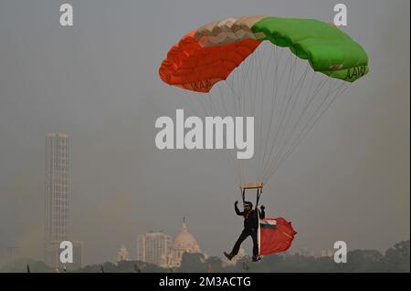 Kolkata, Inde. 14th décembre 2022. KOLKATA, INDE - DÉCEMBRE 14 : les jawans de l'armée montrent leurs compétences lors de la répétition finale de la tenue vestimentaire pour célébrer Vijay Diwas, la victoire de l'Inde sur le Pakistan en 1971 pour la guerre pour la libération du Bangladesh au terrain du RCTC à Kolkata, Inde, mercredi, 14 décembre 2022. (Photo de Samir Jana/Hindustan Times/Sipa USA) crédit: SIPA USA/Alay Live News Banque D'Images