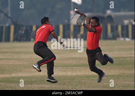 Kolkata, Inde. 14th décembre 2022. KOLKATA, INDE - DÉCEMBRE 14 : les jawans de l'armée montrent leurs compétences lors de la répétition finale de la tenue vestimentaire pour célébrer Vijay Diwas, la victoire de l'Inde sur le Pakistan en 1971 pour la guerre pour la libération du Bangladesh au terrain du RCTC à Kolkata, Inde, mercredi, 14 décembre 2022. (Photo de Samir Jana/Hindustan Times/Sipa USA) crédit: SIPA USA/Alay Live News Banque D'Images