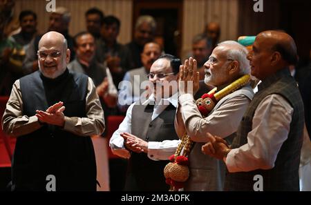 New Delhi, Inde. 14th décembre 2022. NEW DELHI, INDE - DÉCEMBRE 14 : le Premier ministre Narendra Modi a été félicité par le président national du BJP JP JP JP lors de la réunion du parti parlementaire du BJP après la victoire du parti aux élections de l'Assemblée du Gujarat à l'annexe du Parlement, sur le 14 décembre 2022 à New Delhi, en Inde. Le ministre de la Défense Rajnath Singh et le ministre de l'intérieur de l'Union Amit Shah sont également vus. (Photo par Ajay Aggarwal/Hindustan Times/Sipa USA) crédit: SIPA USA/Alay Live News Banque D'Images