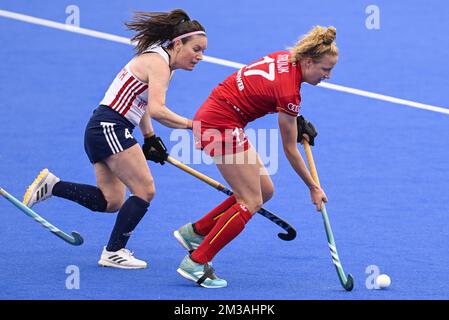 Laura Unsworth, en Angleterre, et Michelle Struijk, en Belgique, se battent pour le ballon lors d'un match de hockey entre l'Angleterre et les Red Panthers belges sur la scène du groupe (jeu 13 sur 16) du concours Women's FIH Pro League, le samedi 18 juin 2022 à Londres, au Royaume-Uni. BELGA PHOTO LAURIE DIEFFEMBACQ Banque D'Images