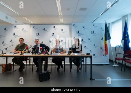 Général de division Vincent Descheemarker (L) , Procureur fédéral belge Frederic Van Leeuw, Commissaire général de la police fédérale Marc de Mesmaeker et Président ad interim du Comité exécutif de la FPF Affaires étrangères Theodora Gentzis (R) photographié lors d'une conférence de presse du Bureau du Procureur fédéral, Affaires étrangères, La police fédérale et la défense, concernant le rapatriement des femmes et des enfants belges, à Bruxelles, le mardi 21 juin 2022. La nuit dernière, la Belgique a de nouveau rapatrié des femmes et des enfants de camps en Syrie. Les enfants ont tous moins de 12 ans. Dernier mois Banque D'Images