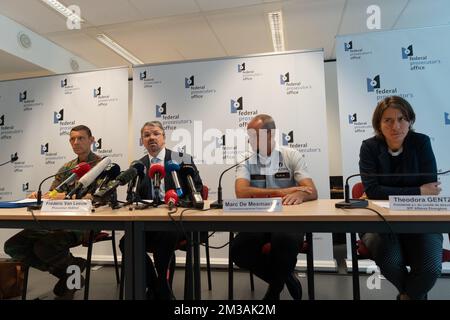 Général de division Vincent Descheemarker (L) , Procureur fédéral belge Frederic Van Leeuw, Commissaire général de la police fédérale Marc de Mesmaeker et Président ad interim du Comité exécutif de la FPF Affaires étrangères Theodora Gentzis (R) photographié lors d'une conférence de presse du Bureau du Procureur fédéral, Affaires étrangères, La police fédérale et la défense, concernant le rapatriement des femmes et des enfants belges, à Bruxelles, le mardi 21 juin 2022. La nuit dernière, la Belgique a de nouveau rapatrié des femmes et des enfants de camps en Syrie. Les enfants ont tous moins de 12 ans. Dernier mois Banque D'Images