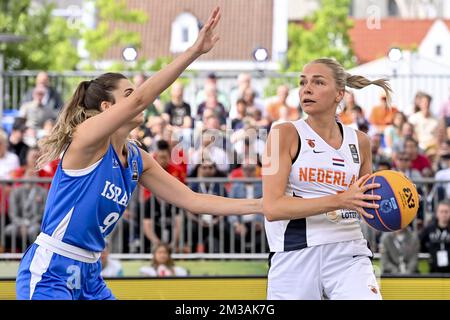 Hadar Hadad d'Israël et la Loyce Bettonvil hollandaise photographiés lors d'un match de basket-ball 3x3 entre Israël et les pays-Bas, dans le cadre du tournoi de qualification des femmes à la coupe du monde FIBA 2022, le mardi 21 juin 2022, à Anvers. La coupe du monde 2022 de la FIBA 3x3 basket se déroule du 21 au 26 juin à Anvers. BELGA PHOTO DIRK WAEM Banque D'Images