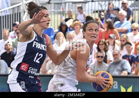 Laetitia Guapo et Jillian Harmon de Nouvelle-Zélande photographiés lors d'un match de basketball 3x3 entre la France et la Nouvelle-Zélande, dans le cadre du tournoi de qualification des femmes à la coupe du monde FIBA 2022, le mercredi 22 juin 2022, à Anvers. La coupe du monde 2022 de la FIBA 3x3 basket se déroule du 21 au 26 juin à Anvers. BELGA PHOTO DIRK WAEM Banque D'Images