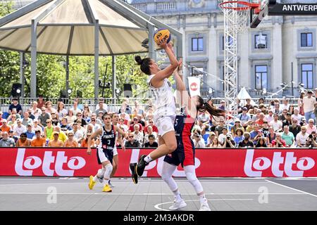 French Marie-Eve PAGET et Jillian Harmon de Nouvelle-Zélande photographiés lors d'un match de basket-ball 3x3 entre la France et la Nouvelle-Zélande, dans le cadre du tournoi Women's Qualifier à la coupe du monde FIBA 2022, le mercredi 22 juin 2022, à Anvers. La coupe du monde 2022 de la FIBA 3x3 basket se déroule du 21 au 26 juin à Anvers. BELGA PHOTO DIRK WAEM Banque D'Images