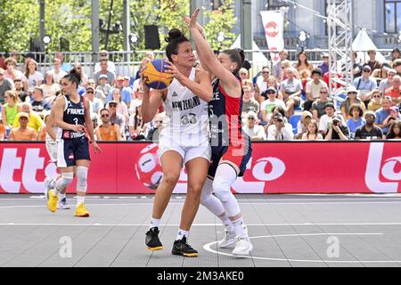 Jillian Harmon de Nouvelle-Zélande et French Marie-Eve Paget photographiés en action lors d'un match de basketball 3x3 entre la France et la Nouvelle-Zélande, dans le cadre du tournoi Women's Qualifier de la coupe du monde FIBA 2022, le mercredi 22 juin 2022, à Anvers. La coupe du monde 2022 de la FIBA 3x3 basket se déroule du 21 au 26 juin à Anvers. BELGA PHOTO DIRK WAEM Banque D'Images