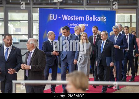 Le Chancelier de l'Allemagne OLAF Scholz, le Premier ministre espagnol Pedro Sanchez, le Premier ministre estonien Kaja Kallas et le Premier ministre italien Mario Draghi arrivent pour une réunion UE-Balkans occidentaux, avant le sommet du conseil européen, à Bruxelles, le jeudi 23 juin 2022. Après tout, les dirigeants de la Serbie, de l'Albanie et de la Macédoine du Nord ne boycotteront pas le sommet de l'Union européenne. Les dirigeants de l'Albanie et de la Macédoine du Nord ont envisagé de rester à l'écart du sommet alors que la Bulgarie continue de bloquer le début des pourparlers sur l'adhésion des deux pays à l'UE. Le sommet de l'UE sur les Balkans occidentaux commence jeudi Banque D'Images