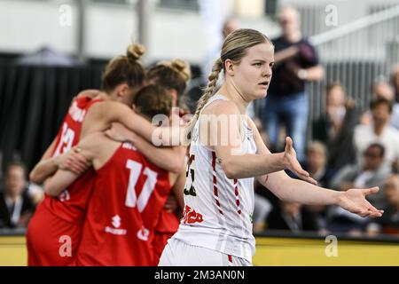 Becky Massey, de Belgique, montre une défaite après un match de basketball 3x3 entre la Belgique et la Pologne, dans le cadre du tournoi de qualification des femmes à la coupe du monde FIBA 2022, le vendredi 24 juin 2022, à Anvers. La coupe du monde 2022 de la FIBA 3x3 basket se déroule du 21 au 26 juin à Anvers. BELGA PHOTO TOM GOYVAERTS Banque D'Images