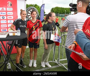 Janice Cayman de Belgique posant avec des fans et des supporters lors d'une journée de fan de l'équipe nationale féminine de football belge les flammes rouges, samedi 25 juin 2022 à Tubize. Les flammes rouges se préparent pour les prochains championnats d'Europe des femmes Euro 2022 en Angleterre. BELGA PHOTO DAVID CATRY Banque D'Images