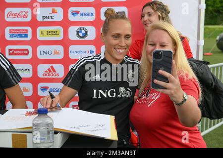 Janice Cayman de Belgique posant avec des fans et des supporters lors d'une journée de fan de l'équipe nationale féminine de football belge les flammes rouges, samedi 25 juin 2022 à Tubize. Les flammes rouges se préparent pour les prochains championnats d'Europe des femmes Euro 2022 en Angleterre. BELGA PHOTO DAVID CATRY Banque D'Images