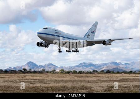 L'observatoire stratosphérique de la NASA pour l'astronomie infrarouge (SOFIA) se prépare à atterrir sur la ligne aérienne à la base aérienne Davis-Monthan, en Arizona, le 13 décembre 2022. Le SOFIA a effectué son dernier vol depuis le centre de recherche de vol Armstrong de la NASA à Palmdale, en Californie, jusqu'à DM et devrait être exposé au musée de l'air et de l'espace de Pima en janvier 2023. (É.-U. Photo de la Force aérienne par le sergent d'état-major Kristine Legate) Banque D'Images
