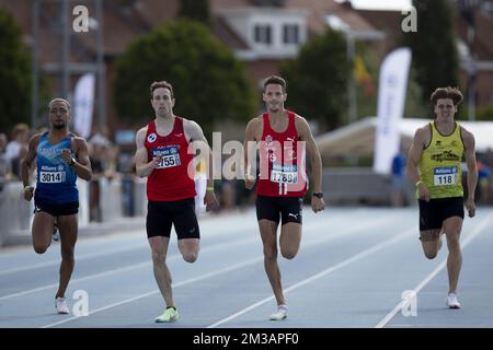 Belge amine Kasmi, Belge Robin Vanderbemden, Belge Dylan Borlee et Belge Rendel Vermeulen photographiés en action pendant les 200m hommes, aux championnats d'athlétisme belges, dimanche 26 juin 2022, à Gentbrugge. BELGA PHOTO KRISTOF VAN ACCOM Banque D'Images