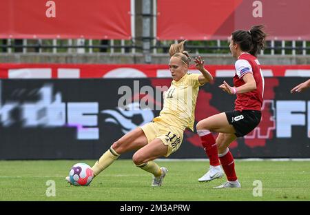 Janice Cayman en Belgique et Barbara Dunst en Autriche ont photographié en action lors du match amical entre l'équipe nationale féminine de football belge The Red Flames et l'équipe nationale féminine de football autrichienne, à Lier, le dimanche 26 juin 2022. BELGA PHOTO DAVID CATRY Banque D'Images