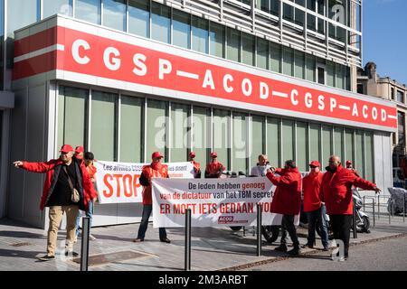 Des manifestants photographiés lors d'une manifestation pour dénoncer ce qu'ils appellent les « méthodes de la mafia » au sein du syndicat CGSP, à Bruxelles, le mardi 28 juin 2022. BELGA PHOTO JULIETTE BRUYNSEELS Banque D'Images