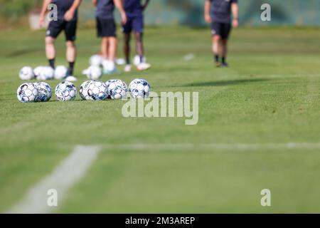 CORRECTION DE LÉGENDE - correction du nom du photographe à DOMEN GROGL au lieu de DOMEN GORL - LA BONNE VERSION SUIT - l'illustration montre des ballons de football lors d'une session de formation de JPL KAA Gent le premier jour de leur scène à Stegersbach, en Autriche, avant la saison 2022-2023, Lundi 27 juin 2022. BELGA PHOTO DOMEN GROGL Banque D'Images