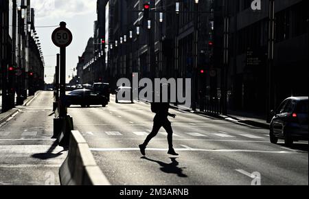 L'illustration montre un piéton traversant la rue de la Loi - Wetstraat, à Bruxelles, le lundi 27 juin 2022. La rue de la Loi - Wetstraat (hollandaise), qui signifie « rue du droit », est une rue importante qui traverse le centre et l'est de Bruxelles, en Belgique, célèbre en raison de la présence de plusieurs bâtiments gouvernementaux belges et européens remarquables. BELGA PHOTO ERIC LALMAND Banque D'Images