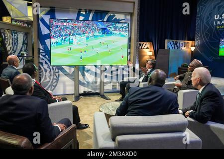 Washington, États-Unis. 14th décembre 2022. ÉTATS-UNIS Le président Joe Biden, en bas à droite, regarde le match de demi-finale de la coupe du monde entre le Maroc et la France aux côtés du Premier ministre marocain Aziz Akhannouch, en haut à droite, et d’autres dirigeants africains en marge du Sommet des dirigeants États-Unis-Afrique au Centre de congrès de 14 décembre 2022 à Washington, DC Credit: Adam Schultz/White House photo/Alamy Live News Banque D'Images