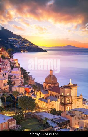 Positano, Italie le long de la côte amalfitaine au crépuscule. Banque D'Images