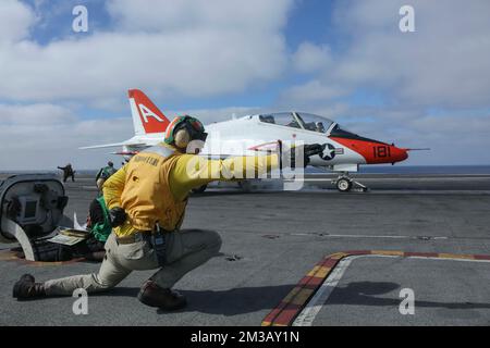 220930-N-ON253-1049 PACIFIC OCEAN (Sept. 30, 2022) Lt. Sean Smith, from Charlotte, N.C., shoots a T-45C Goshawk training jet, assigned to the “Eagles” of Advanced Jet Training Squadron (VT) 7, off the flight deck of the Nimitz-class aircraft carrier USS Abraham Lincoln (CVN 72). Abraham Lincoln is currently underway conducting routine operations in U.S. 3rd Fleet. (U.S. Navy photo by Mass Communication Specialist 3rd Class Timothy A. Carley Jr.) Stock Photo