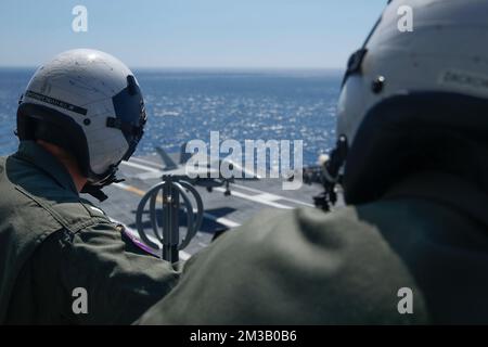 Abraham Lincoln effectue des opérations de routine 220924-N-ON253-2030 OCÉAN PACIFIQUE (24 septembre 2022) Lt. j.g. Nicholas Holloway, à gauche, d'Annapolis, en Maryland, et le lieutenant Hunter Zackowski, à droite, de Greensboro, en Caroline du Nord, affectés aux « Flying Eagles » de l'escadron de combat Strike (VFA) 122. Observez les opérations de vol depuis le rang de Vautour, à bord du porte-avions de la classe Nimitz USS Abraham Lincoln (CVN 72). Abraham Lincoln mène actuellement des opérations de routine dans la flotte américaine 3rd. (É.-U. Photo de la marine par le spécialiste des communications de masse 3rd classe Timothy A. Carley Jr.) Banque D'Images