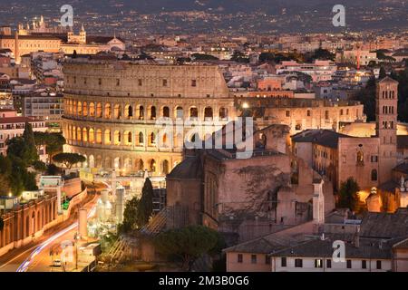 Rome, Italie vue vers le Colisée avec les zones archéologiques au coucher du soleil. Banque D'Images