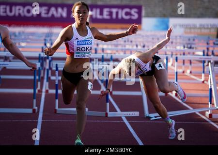 Camille belge Sonneville (R) photographiée en action lors de la course féminine de 100m haies, au deuxième jour des Championnats européens d'athlétisme U18, mardi 05 juillet 2022 à Jérusalem, Israël. BELGA PHOTO COEN SCHILDERMAN Banque D'Images