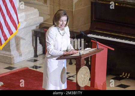 Washington, États-Unis. 14th décembre 2022. La Présidente de la Chambre Nancy Pelosi, D-CA, parle lors de sa cérémonie de dévoilement de portrait dans le hall de la statuaire aux États-Unis Capitole à Washington, DC mercredi, 14 décembre 2022. Pelosi est la première femme enceinte de la maison. Photo de Bonnie Cash/UPI Credit: UPI/Alay Live News Banque D'Images