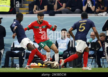 Al Khor, Qatar. 14th décembre 2022. AL KHOR - (l-r) Ousmane Dembele de France, Noussair Mahraoui du Maroc, Jules Kounde de de France pendant la coupe du monde de la FIFA Qatar 2022 demi-match entre la France et le Maroc au stade Al Bayt sur 14 décembre 2022 à Al Khor, Qatar. AP | Dutch Height | MAURICE DE PIERRE crédit: ANP/Alay Live News Banque D'Images