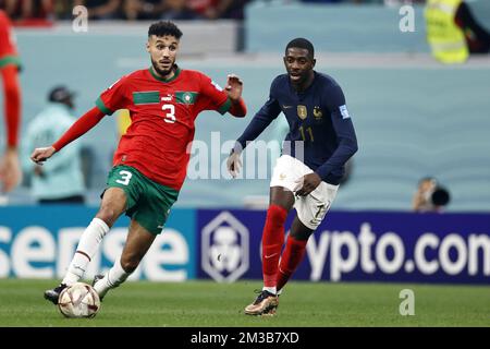 Al Khor, Qatar. 14th décembre 2022. AL KHOR - (l-r) Noussair Mazraoui du Maroc, Ousmane Dembele de France pendant la coupe du monde de la FIFA Qatar 2022 demi-match entre la France et le Maroc au stade Al Bayt sur 14 décembre 2022 à Al Khor, Qatar. AP | Dutch Height | MAURICE DE PIERRE crédit: ANP/Alay Live News Banque D'Images