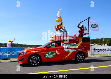 L'illustration montre une voiture de promotion du Parc Astérix Paris avant la 14e étape de la course cycliste Tour de France, de Saint-Etienne à Mende (195 km), France, le samedi 16 juillet 2022. Le Tour de France de cette année a lieu du 01 au 24 juillet 2022. BELGA PHOTO DAVID PINTENS - SORTIE ROYAUME-UNI Banque D'Images