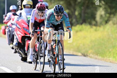 Français Thomas Champion de Cofidis et français Alexis Gougeard de B&B Hotels p/b KTM en action pendant la phase quinze de la course cycliste Tour de France, de Rodez à Carcassonne (200km), en France, le dimanche 17 juillet 2022. Le Tour de France de cette année a lieu du 01 au 24 juillet 2022. BELGA PHOTO POOL PETE GODING - UK OUT Banque D'Images