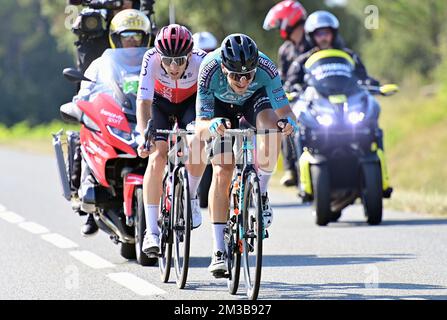 Français Thomas Champion de Cofidis et français Alexis Gougeard de B&B Hotels p/b KTM en action pendant la phase quinze de la course cycliste Tour de France, de Rodez à Carcassonne (200km), en France, le dimanche 17 juillet 2022. Le Tour de France de cette année a lieu du 01 au 24 juillet 2022. BELGA PHOTO POOL PETE GODING - UK OUT Banque D'Images