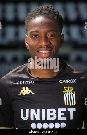 Joris Kayembe, de Charleroi, pose pour le photographe au photoshop 2022-2023 du club belge Jupiler Pro League Sporting Charleroi, mardi 19 juillet 2022 à Charleroi. BELGA PHOTO VIRGINIE LEFOUR Banque D'Images