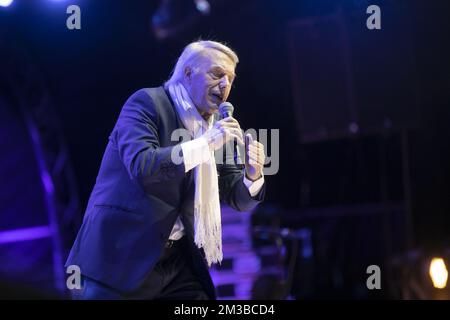 Illustration de la photo montre la chanteuse Salvatore Adamo photographiée pendant le concert et le feu d'artifice 'Belgium Celeates - Belgie viert feest - la Belgique fait la fete', au Parc du Cinquantenaire - Jubelpark, la soirée de la Journée nationale belge, à Bruxelles, jeudi 21 juillet 2022. BELGA PHOTO HATIM KAGHAT Banque D'Images