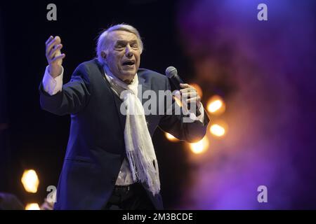 Illustration de la photo montre la chanteuse Salvatore Adamo photographiée pendant le concert et le feu d'artifice 'Belgium Celeates - Belgie viert feest - la Belgique fait la fete', au Parc du Cinquantenaire - Jubelpark, la soirée de la Journée nationale belge, à Bruxelles, jeudi 21 juillet 2022. BELGA PHOTO HATIM KAGHAT Banque D'Images