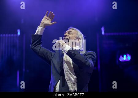 Illustration de la photo montre la chanteuse Salvatore Adamo photographiée pendant le concert et le feu d'artifice 'Belgium Celeates - Belgie viert feest - la Belgique fait la fete', au Parc du Cinquantenaire - Jubelpark, la soirée de la Journée nationale belge, à Bruxelles, jeudi 21 juillet 2022. BELGA PHOTO HATIM KAGHAT Banque D'Images