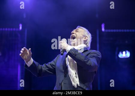 Illustration de la photo montre la chanteuse Salvatore Adamo photographiée pendant le concert et le feu d'artifice 'Belgium Celeates - Belgie viert feest - la Belgique fait la fete', au Parc du Cinquantenaire - Jubelpark, la soirée de la Journée nationale belge, à Bruxelles, jeudi 21 juillet 2022. BELGA PHOTO HATIM KAGHAT Banque D'Images