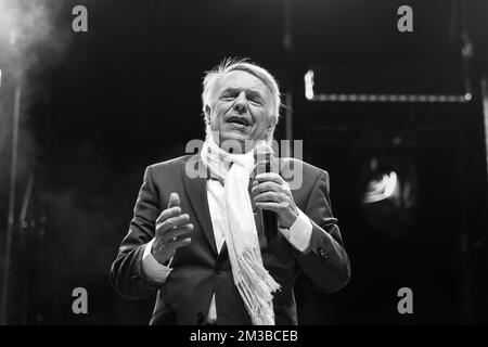 Illustration de la photo montre la chanteuse Salvatore Adamo photographiée pendant le concert et le feu d'artifice 'Belgium Celeates - Belgie viert feest - la Belgique fait la fete', au Parc du Cinquantenaire - Jubelpark, la soirée de la Journée nationale belge, à Bruxelles, jeudi 21 juillet 2022. BELGA PHOTO HATIM KAGHAT Banque D'Images