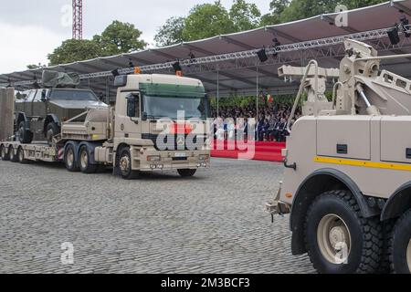 Un Actros gepantserd depangagevoertuig/ vehicule blinde de depannage photographié pendant le défilé militaire et civil de la Journée nationale belge, à Bruxelles, le jeudi 21 juillet 2022. BELGA PHOTO NICOLAS MATERLINCK Banque D'Images