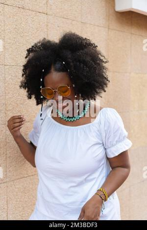 Latina femme aux cheveux afro, riant dans le parc Banque D'Images