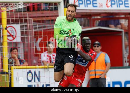 Valentin Cojocaru d'OHL et Pape Habib Gueye de Kortrijk se battent pour le ballon lors d'un match de football entre KV Kortrijk et Oud-Heverlee Leuven, le samedi 23 juillet 2022 à Kortrijk, le jour 1 de la première division du championnat belge « Jupiler Pro League » de 2022-2023. BELGA PHOTO KURT DESPLENTER Banque D'Images