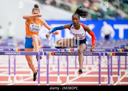 Zoe Sedney et Cyrena Samba Mayela photographiés en action pendant les épreuves de la course féminine de 100m haies, aux Championnats du monde d'athlétisme de l'IAAF 19th à Eugene, Oregon, États-Unis, samedi 23 juillet 2022. Les mondes ont lieu du 15 au 24 juillet, après avoir été reportés en 2021 en raison de la pandémie du virus corona. BELGA PHOTO JASPER JACOBS Banque D'Images