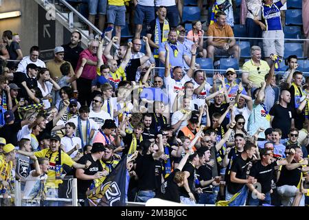 Les supporters de Westerlo fêtent après 25 le but de Westerlo Igor Vetokele lors d'un match de football entre KAA Gent et KVC Westerlo, dimanche 07 août 2022 à Gent, le 3 jour de la première division de la « Jupiler Pro League » 2022-2023 du championnat belge. BELGA PHOTO TOM GOYVAERTS Banque D'Images