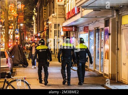 ROTTERDAM - des jeunes sont envoyés depuis la Kruisplein par la police anti-émeutes après le match de demi-finale perdu entre le Maroc et la France à la coupe du monde de football au Qatar. ANP JEFFREY GROENEWEG Banque D'Images