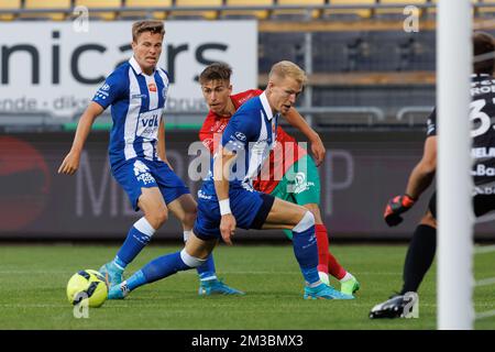 Matisse Samoise de Gent, Nick Batzner d'Ostende et Andreas Hanche-Olsen de Gent se battent pour le ballon lors d'un match de football entre KV Ostende et KAA Gent, le vendredi 12 août 2022 à Ostende, le 4 (sur 34) de la première division du championnat belge de Jupiler Pro League 2022-2023. BELGA PHOTO KURT DESPLENTER Banque D'Images