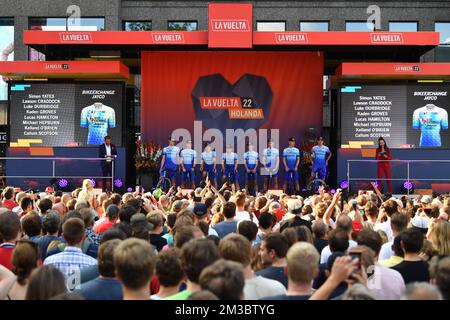 BikeExchange-Jayco pilotes photographiés lors de la présentation de l'équipe avant l'édition 2022 de la 'Vuelta a Espana', Tour d'Espagne course cycliste à Utrecht, pays-Bas, jeudi 18 août 2022. Demain, la Vuelta commencera à Utrecht. BELGA PHOTO LUC CLAESSEN Banque D'Images