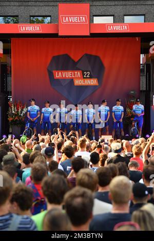 BikeExchange-Jayco pilotes photographiés lors de la présentation de l'équipe avant l'édition 2022 de la 'Vuelta a Espana', Tour d'Espagne course cycliste à Utrecht, pays-Bas, jeudi 18 août 2022. Demain, la Vuelta commencera à Utrecht. BELGA PHOTO LUC CLAESSEN Banque D'Images