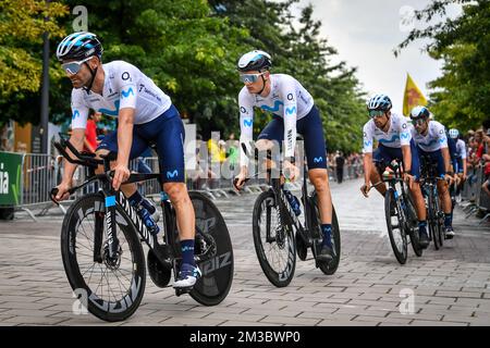 Movistar Team Riders va sur une reconnaissance de la piste avant la première étape de l'édition 2022 de la 'Vuelta a Espana', Tour d'Espagne course cycliste, un essai de temps d'équipe de 23,2km à Utrecht, pays-Bas, vendredi 19 août 2022. BELGA PHOTO LUC CLAESSEN Banque D'Images