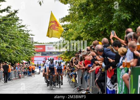 L'équipe Movistar fait une reconnaissance de la piste avant la première étape de l'édition 2022 de la 'Vuelta a Espana', course cycliste Tour of Spain, un essai de 23,2km heures d'équipe à Utrecht, aux pays-Bas, le vendredi 19 août 2022. BELGA PHOTO LUC CLAESSEN Banque D'Images