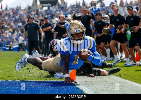 Pasadena, États-Unis. 8th octobre 2022. Le quarterback UCLA DORIAN THOMPSON-ROBINSON (1) marque un touchdown contre l'Utah lors d'un match de football universitaire de la NCAA samedi. (Image de crédit : © Ringo Chiu/ZUMA Press Wire) Banque D'Images